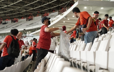 Hebat, Suporter Timnas Indonesia Aksi Bersih-bersih di Stadion GBK