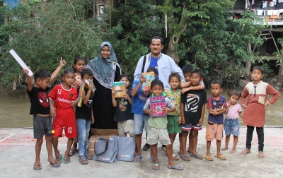 Karyawan XL Axiata Donasi Buku untuk Anak Pinggiran Sungai