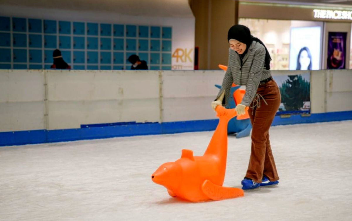 Diperpanjang! Wahana Ice Rink di Delipark Mall Medan Dibuka hingga 15 Januari 2023