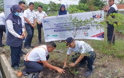 PT KAI Divre II Sumbar Tanam Pohon dan Hijaukan Stasiun Padang