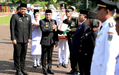 Edy Rahmayadi Serahkan Penghargaan Tunggul Kecamatan Terbaik Kategori Kota Tahun 2022