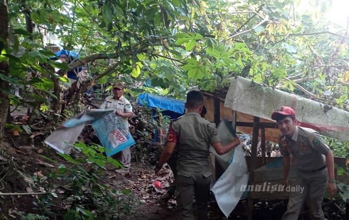Polisi Pamong Praja Bongkar Pondok yang Diduga Lokasi Prostitusi