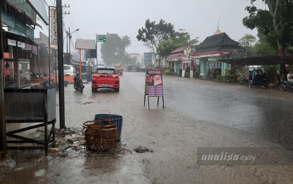 Drainase Buruk, Jalan Ki Hajar Dewantara Sibuhuan Langganan Banjir Saat Hujan