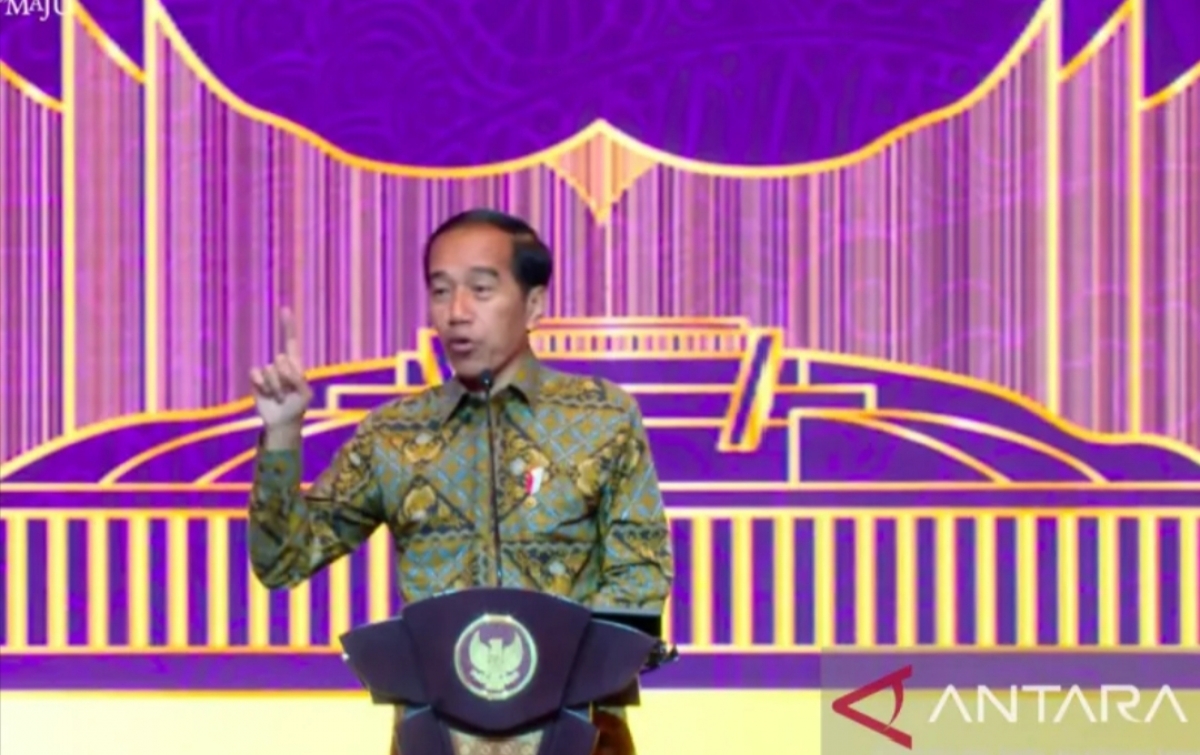 Jokowi Minta OJK Intensifkan Pengawasan Asuransi dan Pinjol