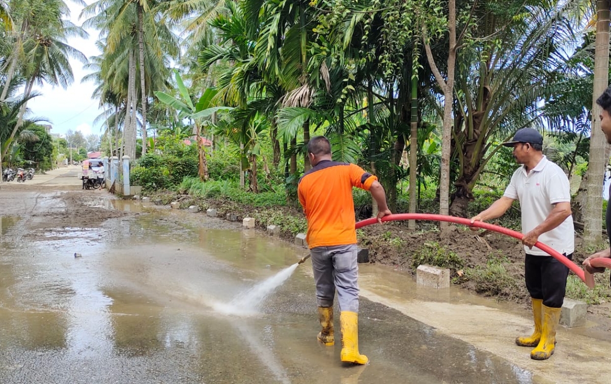 Banjir Pidie Jaya Surut, Warga Gotong-royong Bersihkan Lumpur