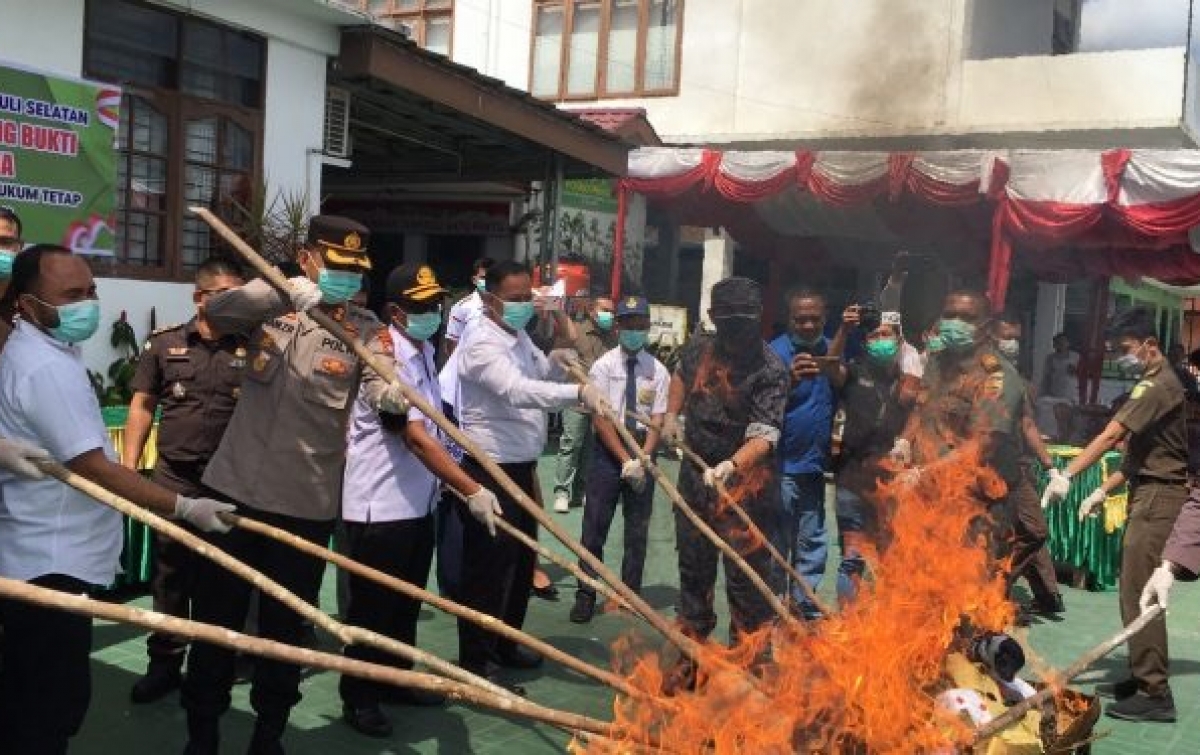 Kejari Tapsel Musnahkan Barang Bukti Hasil Tindak Pidana