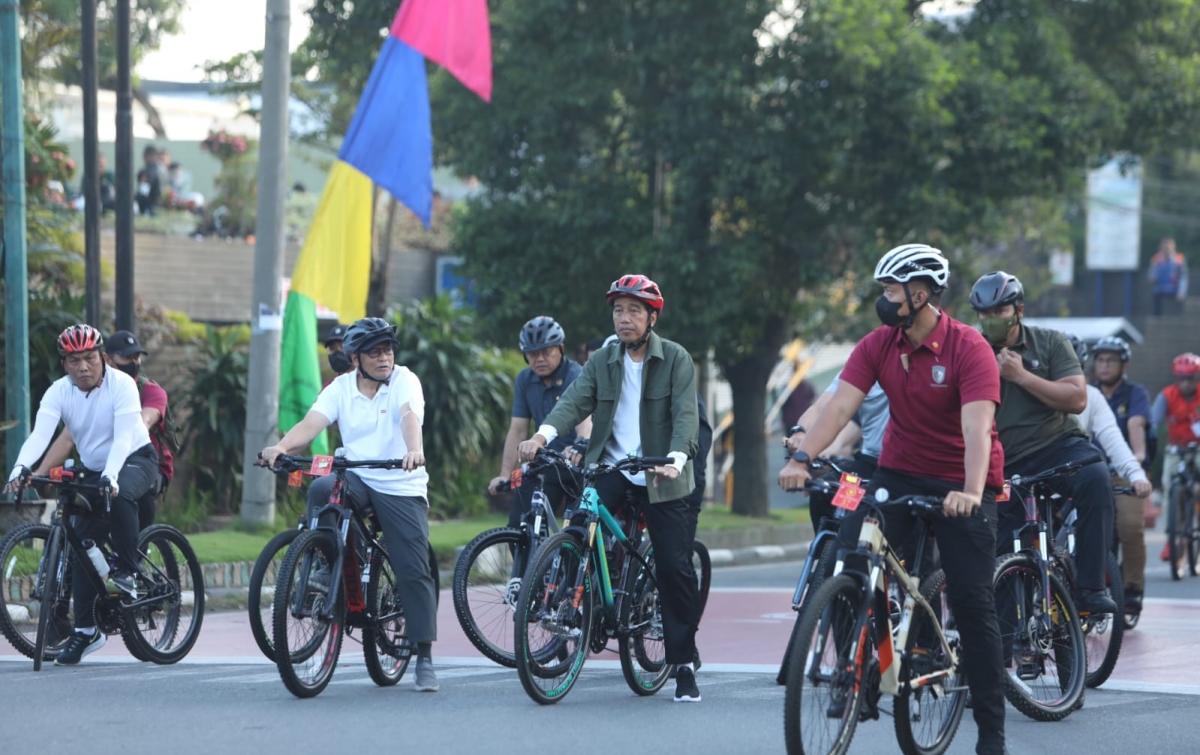 Minggu Pagi, Jokowi Gowes Santai di Medan