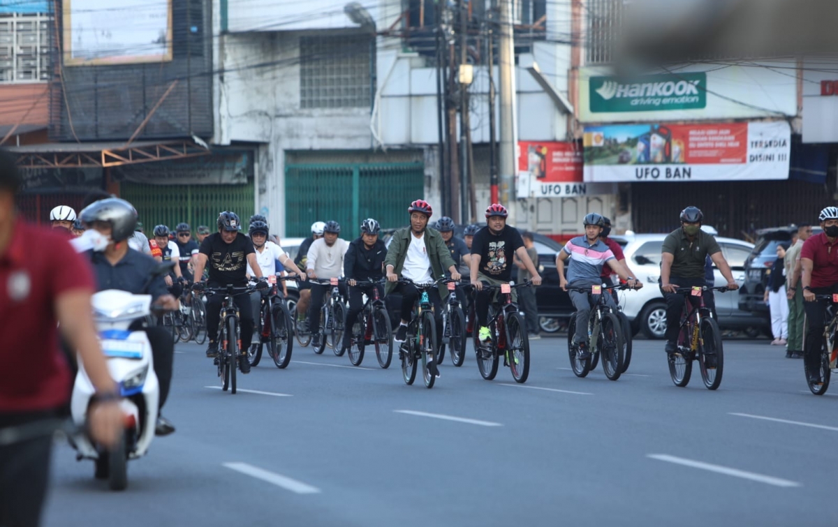 Kapolda Sumut Gowes Bersama Presiden Jokowi Keliling Kota Medan