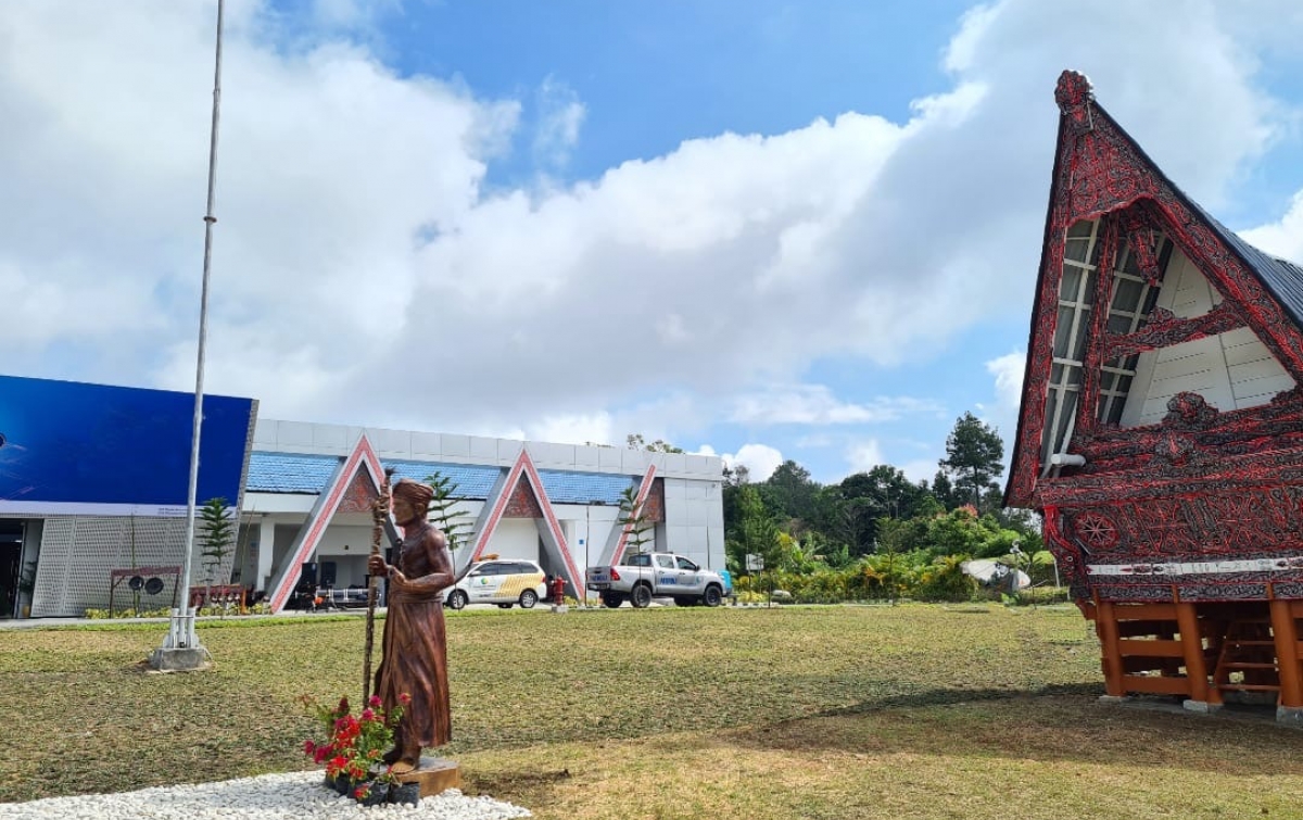 Replika Rumah Bolon dan Patung Raja Batak Dipajang di Bandara Sisingamangaraja XII