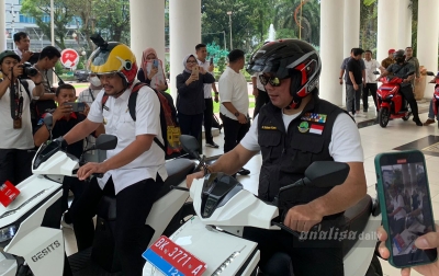 Ridwan Kamil dan Bobby Nasution Jalan-jalan Pakai Motor Listrik
