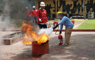 Pertamina Patra Niaga Beri Pelatihan Pemadam Kebakaran Kepada Persatuan Wanita Patra