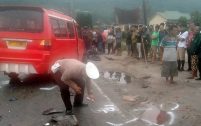 Tabrakan Sepeda Motor - Mini Bus, 2 Orang Pelajar Meninggal Dunia