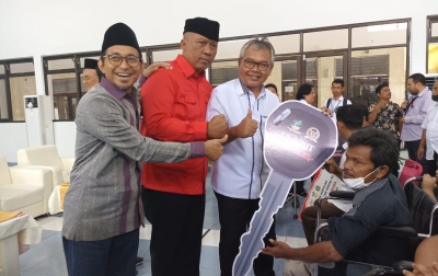 Kemensos-Komisi VIII DPR RI Serahkan Bantuan ATENSI