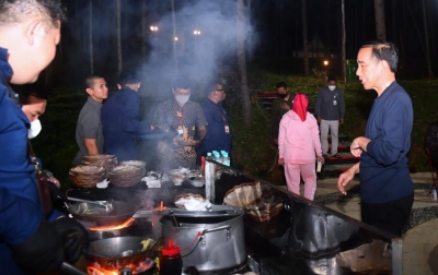 Jokowi dan Para Menteri Makan Nasi Goreng di Tengah Alam IKN