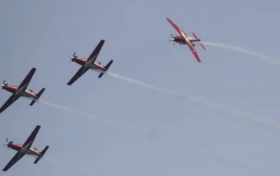 Aksi Jupiter Aerobatic Team Pukau Penonton F1 Powerboat Danau Toba