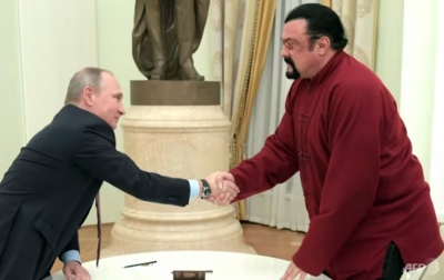 Vladimir Putin Berikan Penghargaan Kepada Steven Seagal