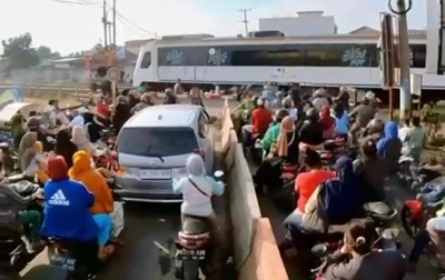 Pengendara Keluhkan Kesemrawutan Lalu Lintas di Perlintasan KA Pasar 7 Tembung