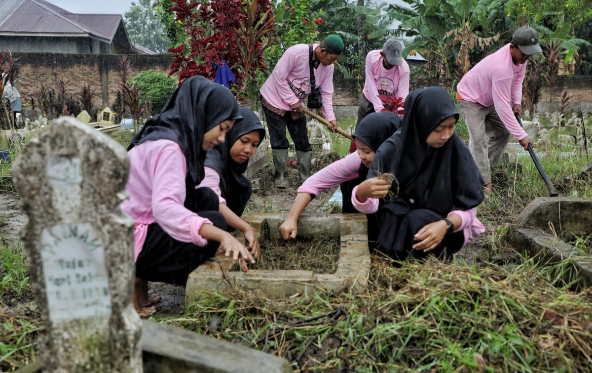 Jelang Ramadan, Srikandi Ganjar Bersama Ikatan Remaja Masjid Aksi Bersih Makam