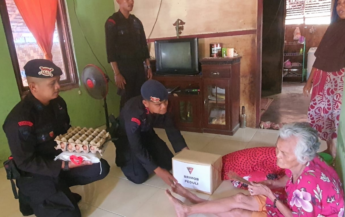 Brimob Salurkan 20 Paket Sembako untuk Warga Aramiah Aceh Timur