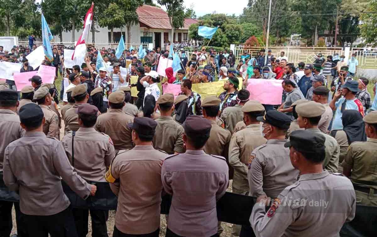 Ribuan Massa Desak DPRD Palas Sampaikan Hak Interplasi