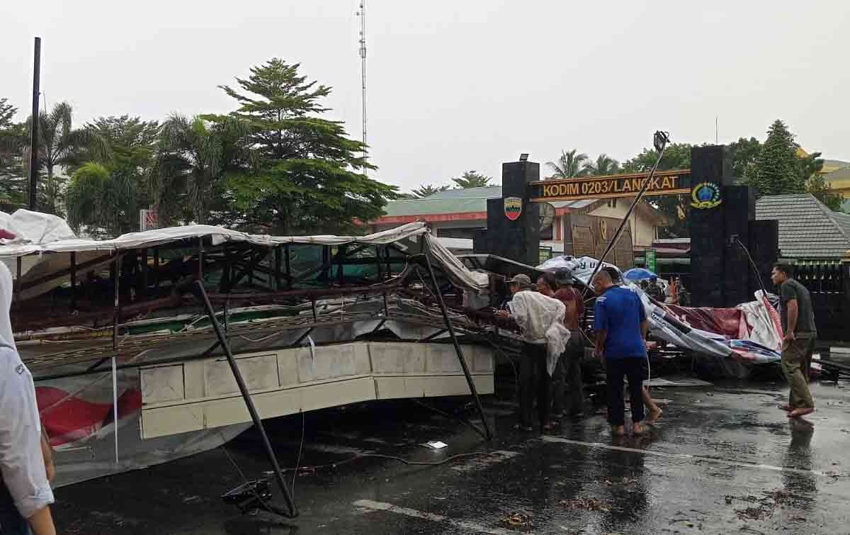 Hujan dan Angin Kencang, Baliho di Binjai Timpa Mobil