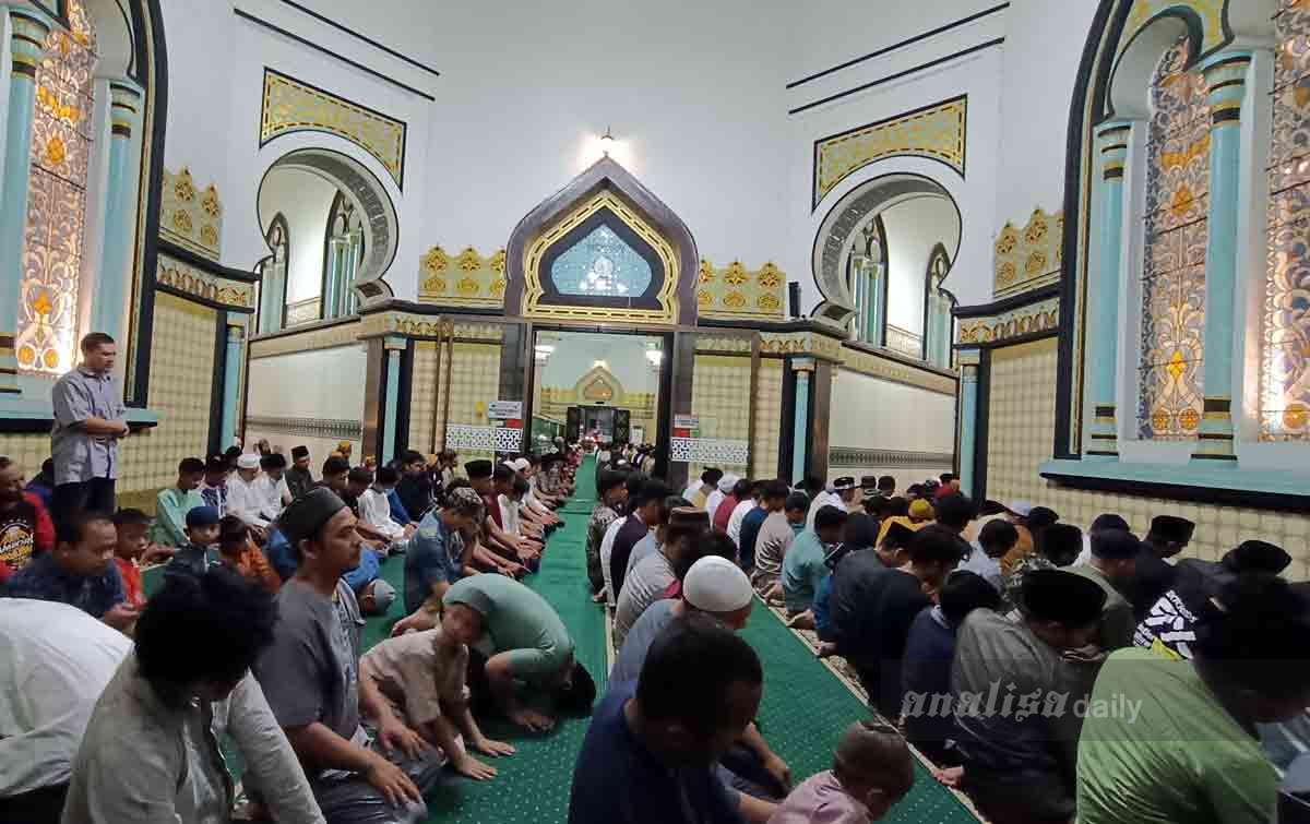 Ratusan Warga Medan Salat Tarawih Pertama di Masjid Raya Al-Mahsun