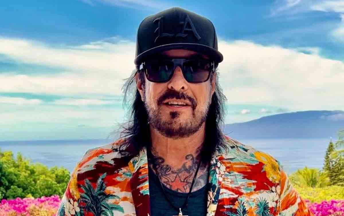 Nikki Sixx Mengkonfirmasi Bergabung dengan Dolly Parton