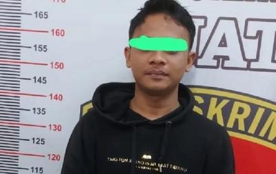 Seorang Pemuda Memukuli Wanita Sedang Menyusui