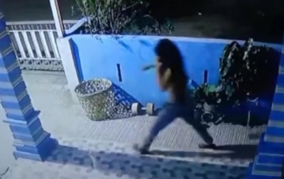Lompat Pagar, Pria di Tanjung Tiram Batubara Terekam CCTV Curi Sandal