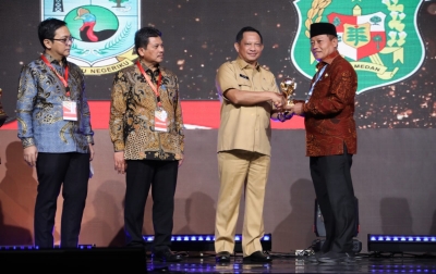 Wali Kota Tanjungbalai Terima Penghargaan UHC Award