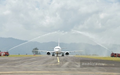 Pesawat Kargo Boeing 737-300 Mendarat Perdana di Bandara Rembele