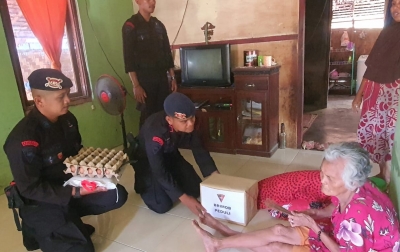 Brimob Salurkan 20 Paket Sembako untuk Warga Aramiah Aceh Timur
