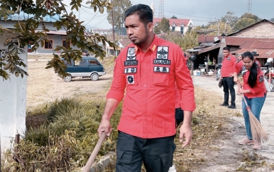 Pegawai Lapas Siborongborong Gotong-Royong Bersihkan Lingkungan