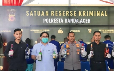 Polisi Sita 234 Botol Miras di Banda Aceh Jelang Ramadan, 12 Tersangka Ditangkap