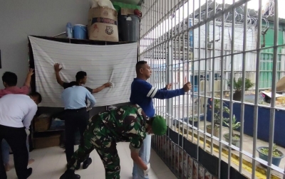 Petugas Gabungan Razia Kamar Tahanan Lapas Siborongborong
