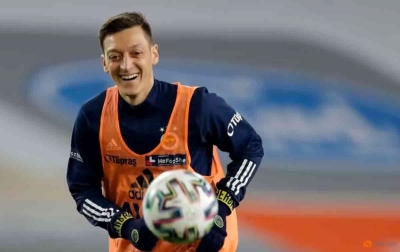 Mesut Ozil Tinggalkan Panggung Besar Sepak Bola