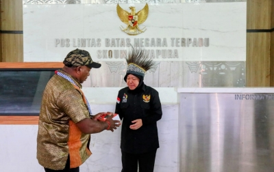 Risma Jadi Warga Kehormatan Orang Papua Marga Numberi