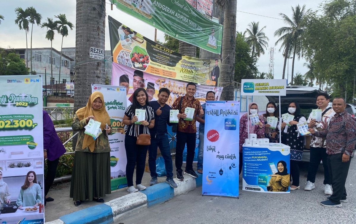 Indahnya Ramadan, PLN Lubukpakam Berbagi Takjil Sembari Sosialisasi Program