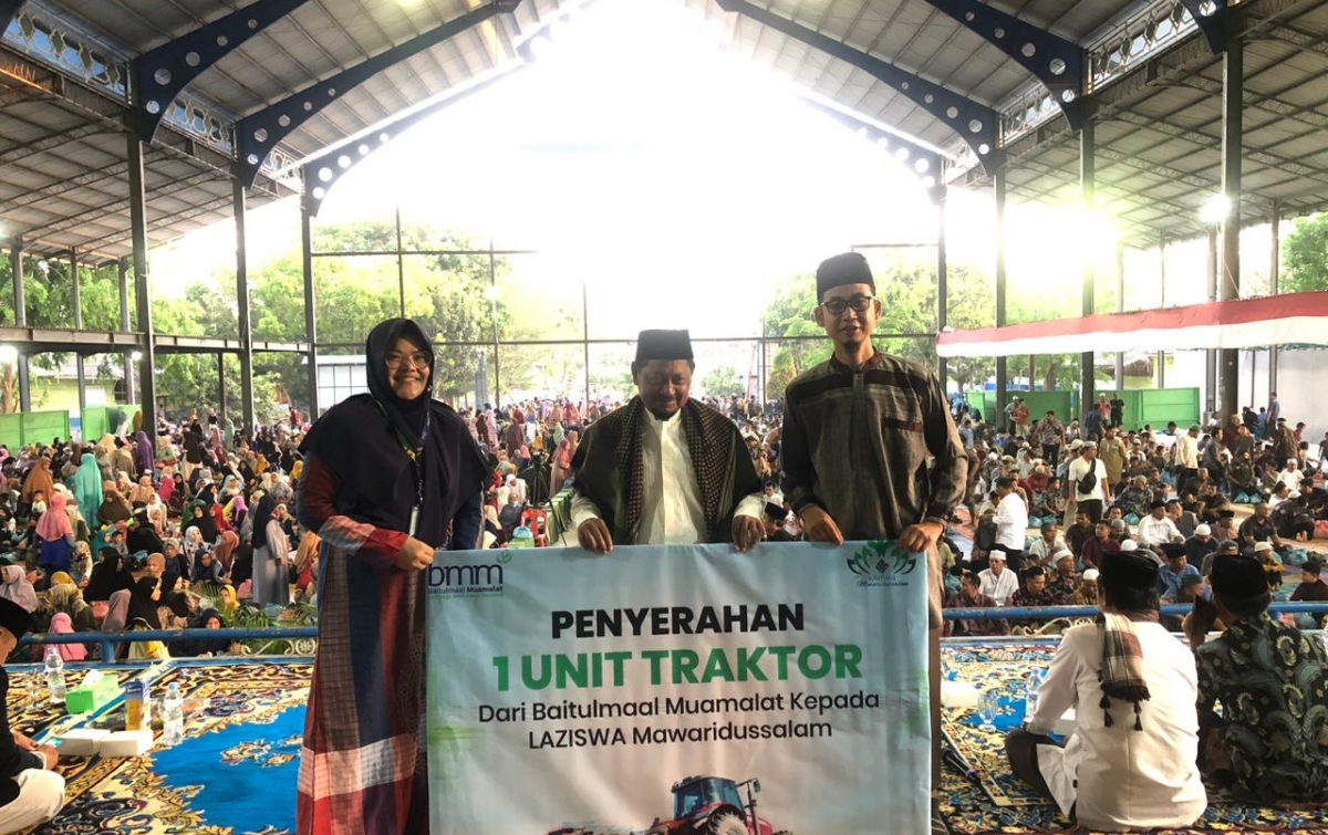 BMM Bantu Traktor untuk Pesantren Mawaridussalam