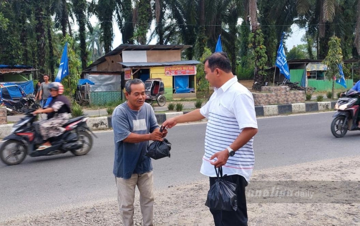 Bagi-bagi Takjil ke Pengendara untuk Buka Puasa