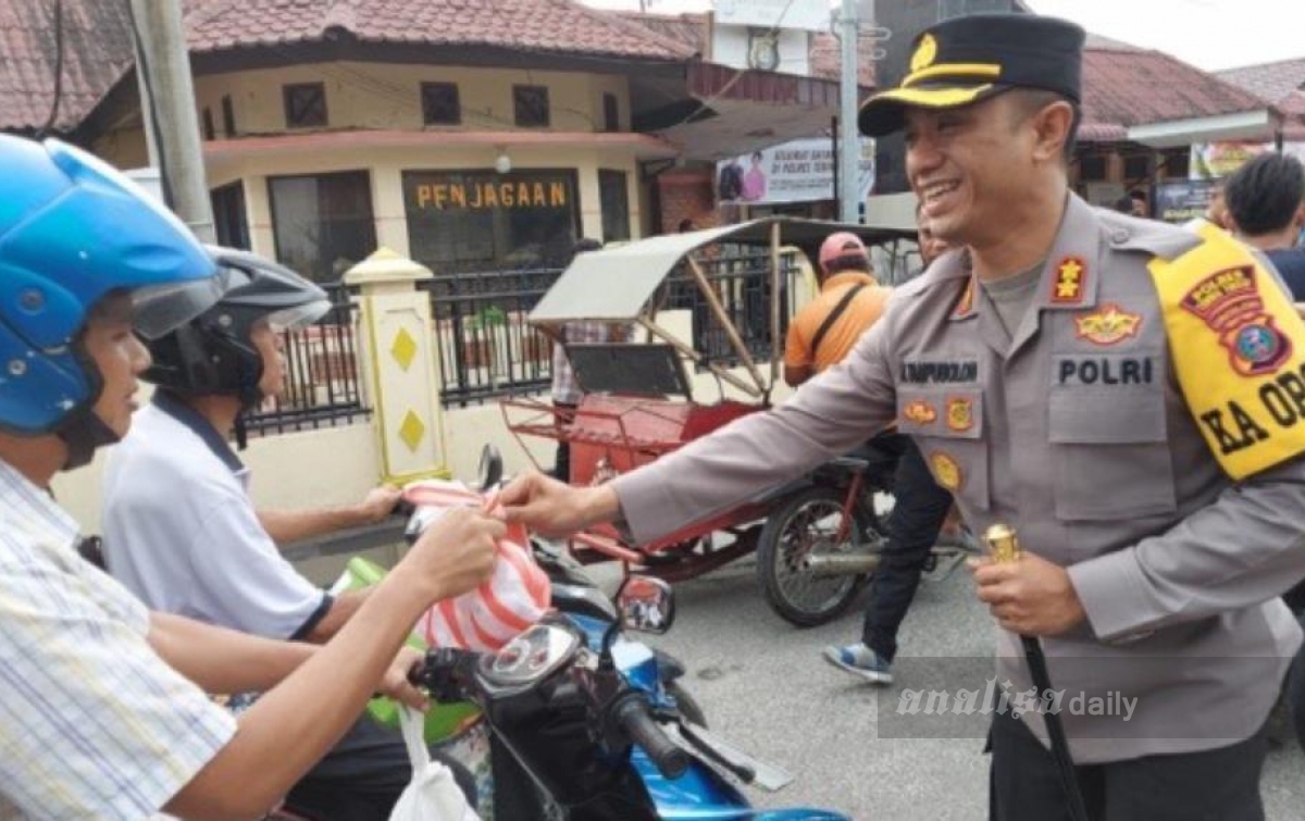 Kapolres Tebingtinggi Bagikan Takjil Kepada Pengendara