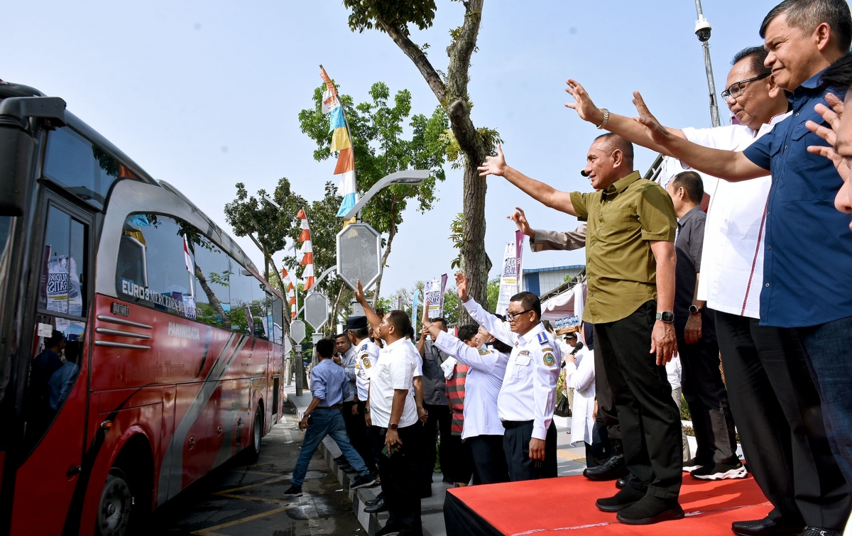 Edy Rahmayadi Melepas Keberangkatan 94 Bus Mudik Gratis