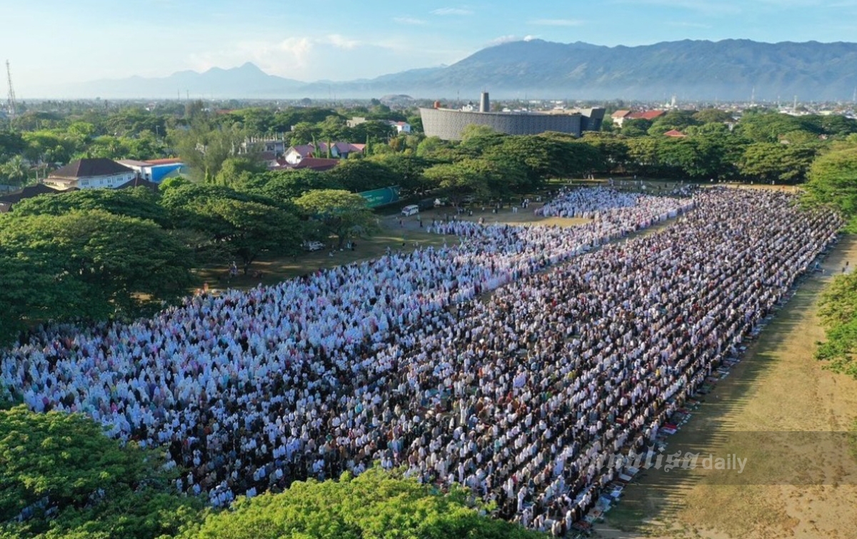 Ribuan Warga Salat Idul Fitri di Lapangan Blang Padang