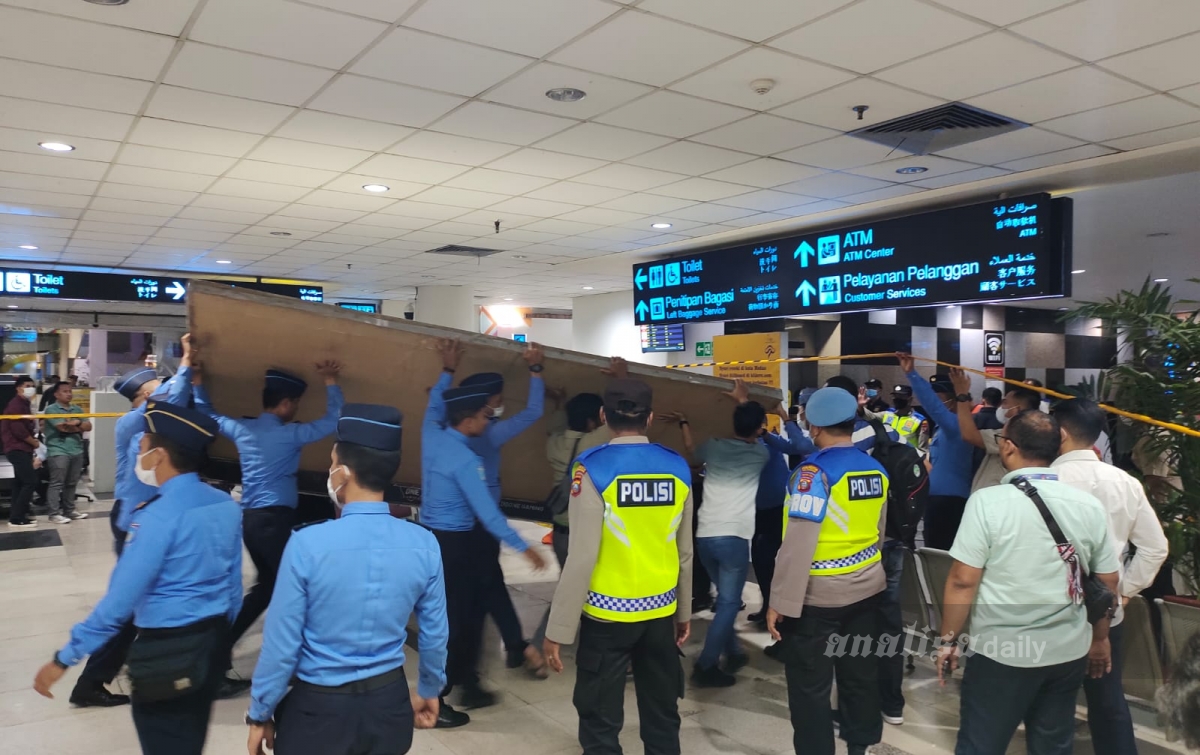Petugas Berupaya Evakuasi Mayat yang Ditemukan di Lift Bandara Kualanamu