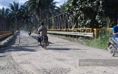 Proyek Peningkatan Jalinsum Sibuhuan via Sosopan Mangkrak