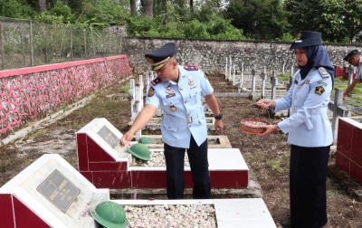 Pegawai Rutan Tarutung dan Lapas Siborongborong Ziarah ke Taman Makam Pahlawan