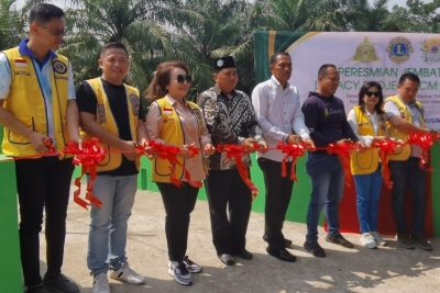 Warga Bahagia Atas Peresmian Jembatan Baru yang Dibangun Lions Club Medan Lestari