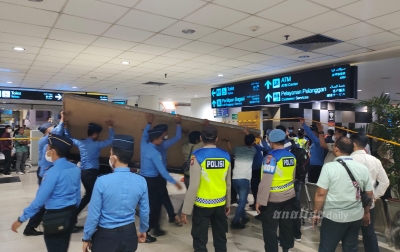 Petugas Berupaya Evakuasi Mayat yang Ditemukan di Lift Bandara Kualanamu