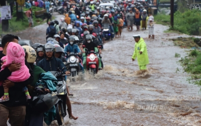 Banjir Menutup Jalur Berastagi-Medan