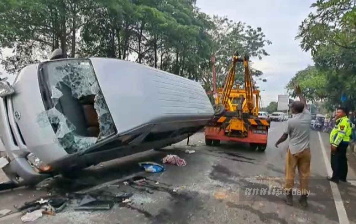 Mini Bus Tabrak Pembatas Jalan, Belasan Penumpang Luka